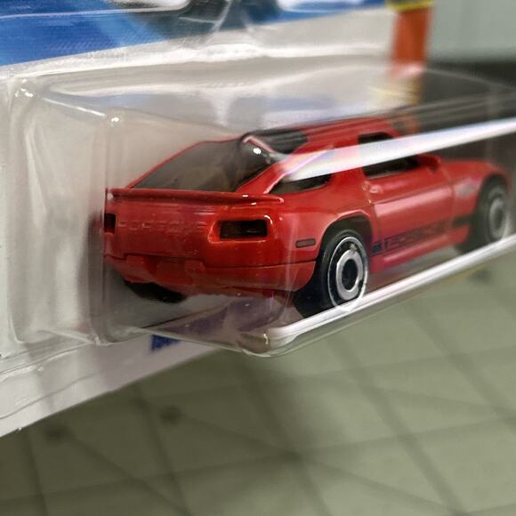 Hot Wheels 1983 Porsche 928S (2025 Series) - Picture 5 of 7